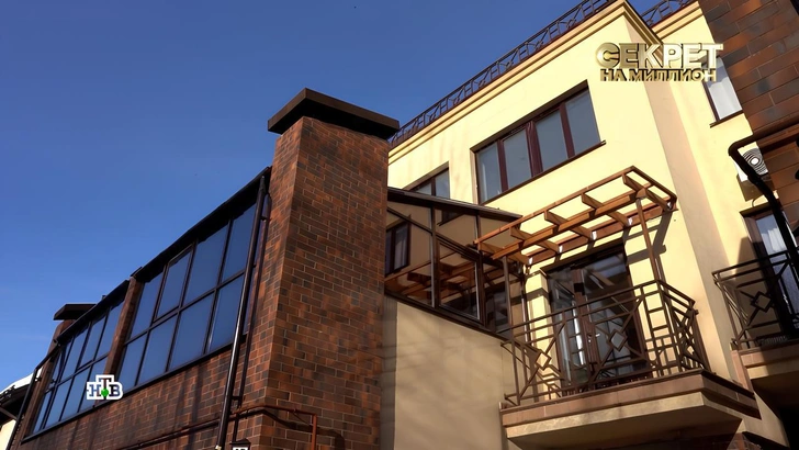 Как выглядит трехэтажный дом ушедшего из жизни актера «Полицейского с Рублевки» Романа Попова | Источник: кадр из шоу «Секрет на миллион»