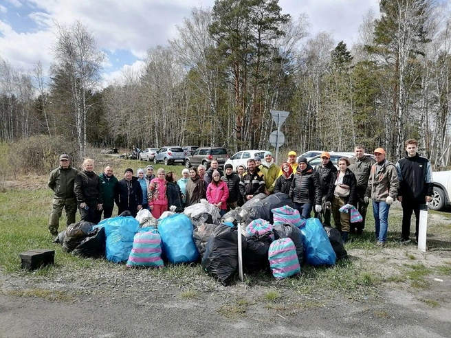 В мешках собраны результаты одного из прошедших субботников. Часть мусора тюменцы всегда увозят из леса на машинах | Источник: Экодвижение «Зеленый хоровод»