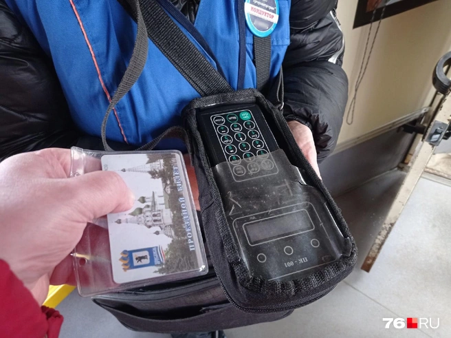 Троллейбусы, в которых есть кондукторы, тоже теперь зачем-то должны запускать пассажиров через переднюю дверь | Источник: Михаил Контуев