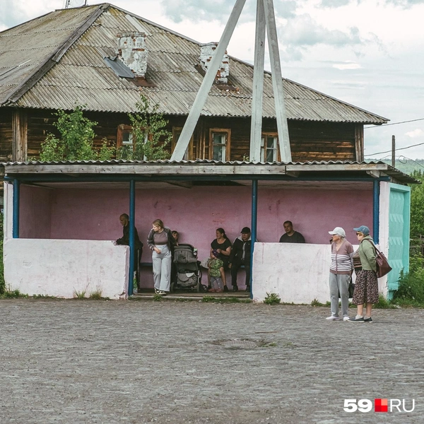Автобус ходит редко, поэтому народ успевает накопиться на остановке | Источник: Василина Любимова / 59.RU
