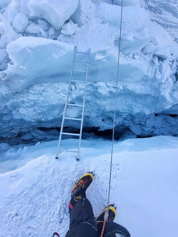 Подняться туда кажется невозможным | Источник: Belkin online Everest 2022 / Telegram