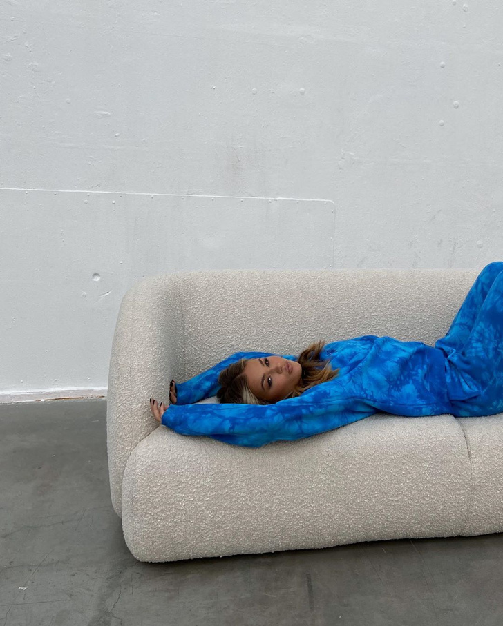 Уютный спортивный костюм сложного цвета — лучшая покупка на осень: образ инфлюенсера Ханны Шонберг