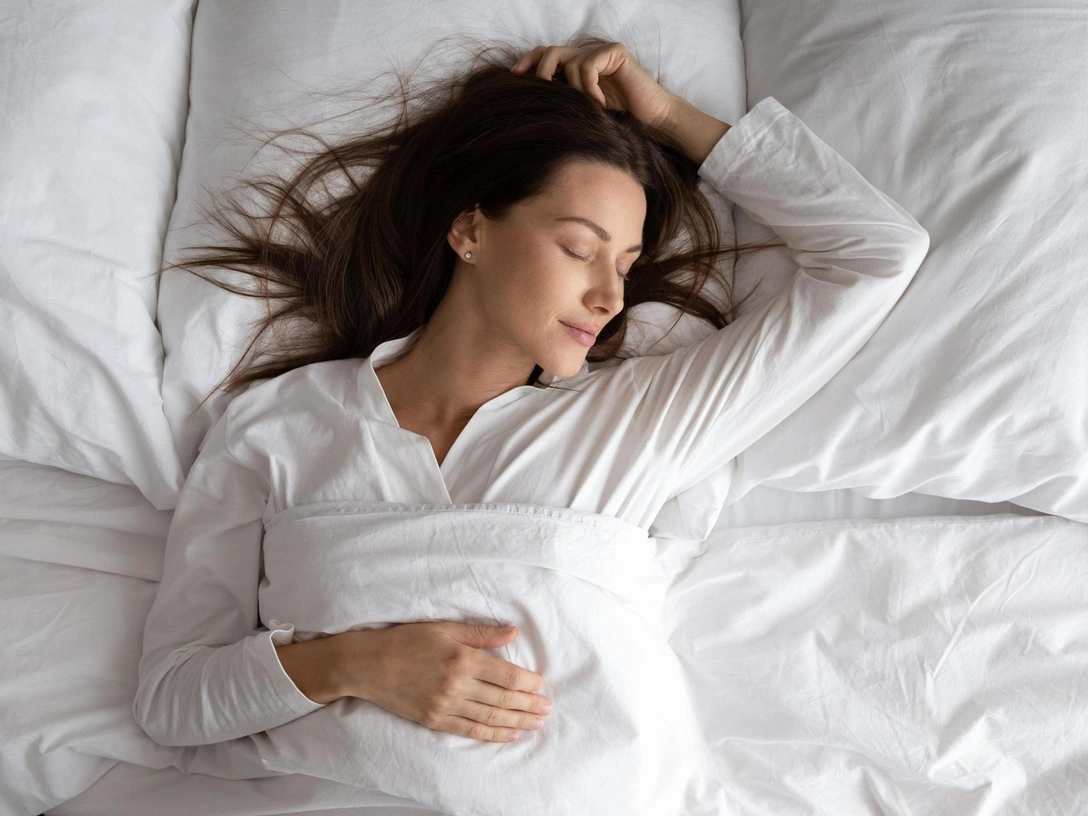 Почему мы дергаемся во сне? В каких случаях это норма, а когда — признак болезни? | marieclaire.ru