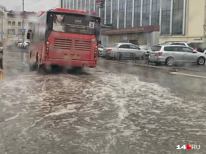 Плывем за автобусом | Источник: Надежда Ефимова / 14.RU
