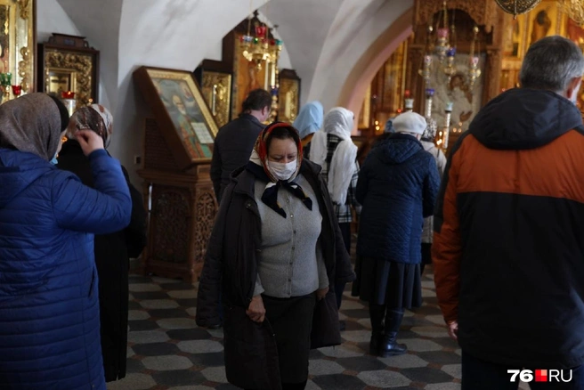 Прихожане в масках | Источник: Александра Савельева