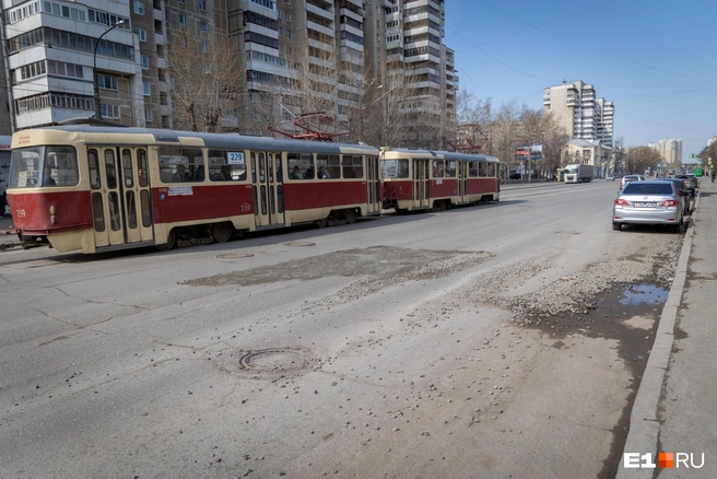 На улице Победы дорога в отвратительном состоянии. Местами лежат россыпи щебня | Источник: Владислав Лоншаков / E1.RU