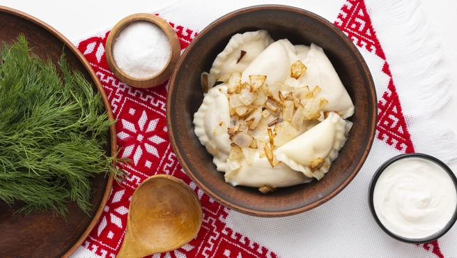 Ксения Максименя считает, что должна победить деревенская классика&nbsp;— вареники с творогом и полевым чесноком | Источник: freepik.com