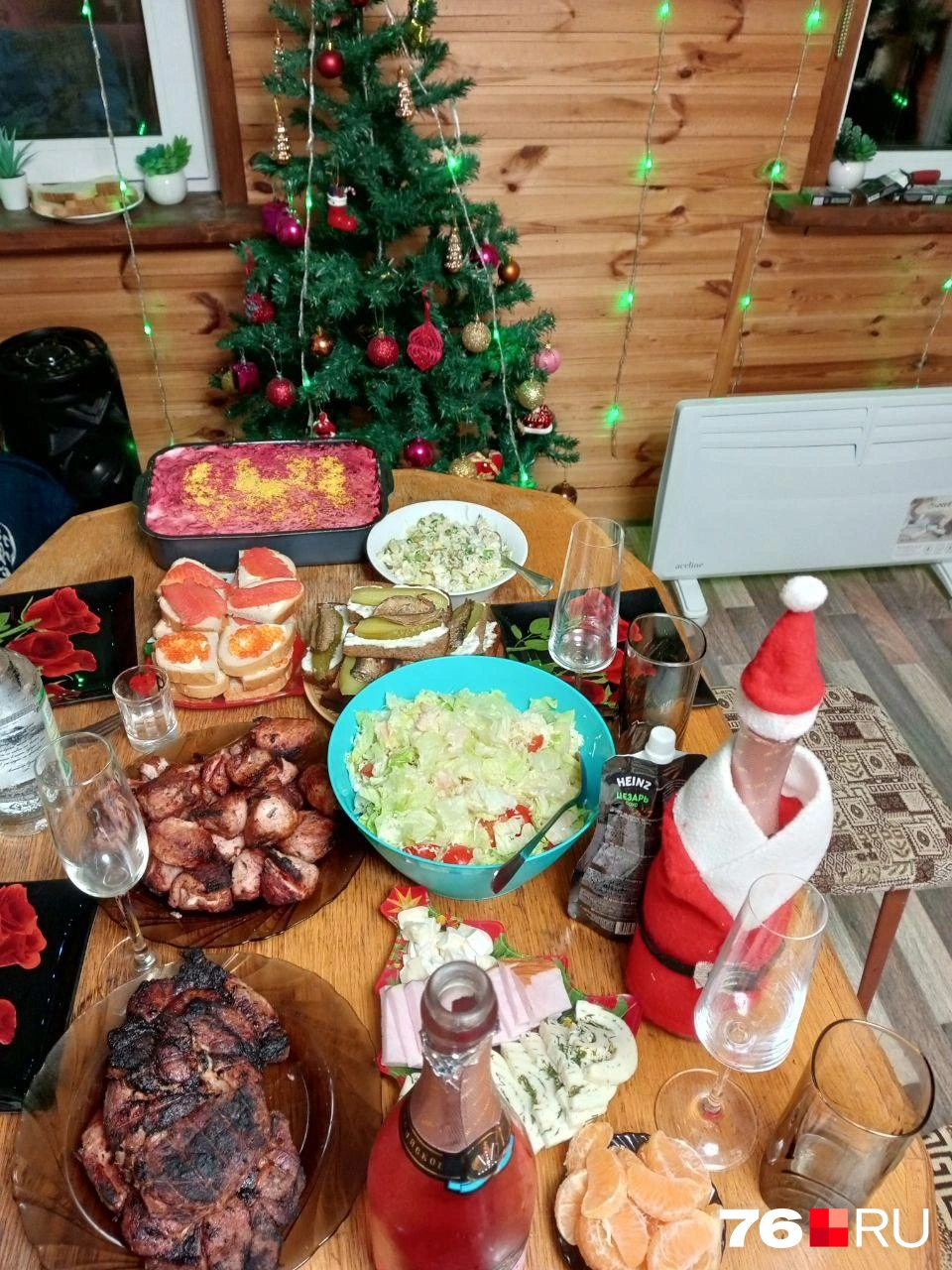 Шашлык, бутерброды с икрой, красной рыбой и шпротами&nbsp;— база новогоднего стола | Источник: читательница 76.RU Евгения