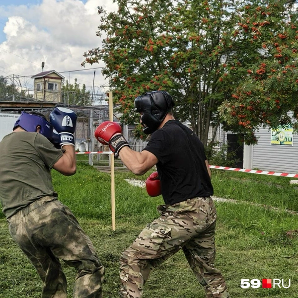 Во время рукопашного боя спецназовцам разрешили надеть защитные шлемы | Источник: Вероника Свизева / 59.RU