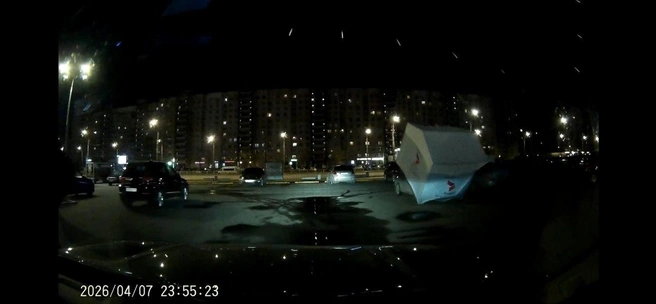 Палатка приземлилась на припаркованный автомобиль | Источник: Мегаполис | ДТП и ЧП | Санкт-Петербург | Питер