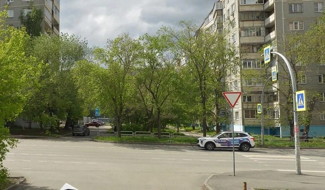 Место ДТП: вид со стороны водителя Peugeot. Второй автомобиль, Nissan, до аварии стоял примерно там, где белый Haval на снимке, и потом начал разворачиваться | Источник: «Яндекс Карты»