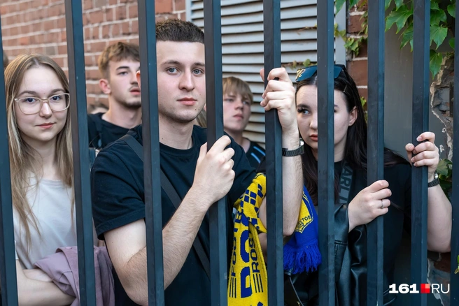 Болельщики подтягивались в фанзону вплоть до второго тайма | Источник: Евгений Вдовин / 161.RU