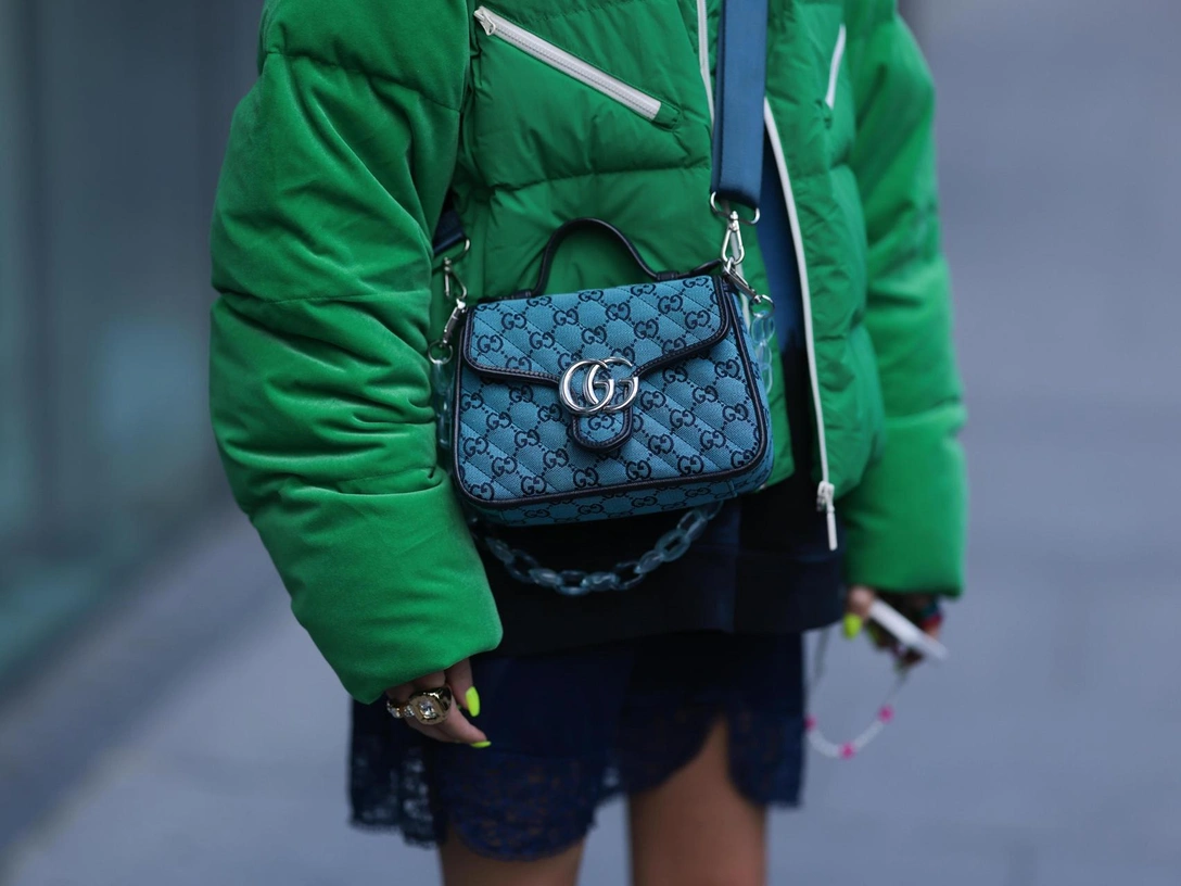 Как подобрать сумку к пуховику, чтобы не выглядеть нелепо: 4 модных правила | marieclaire.ru