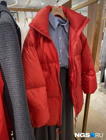 Пуховик укороченный с воротником-стойкой, 36 890 рублей | Источник: Алена Золотухина / NGS.RU