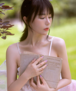 В Интернете обсуждают фото, на которых китайские девушки позируют со странными русскими книгами
