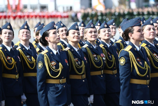Девушке стало плохо прямо во время парада | Источник: Александр Ощепков / NGS.RU