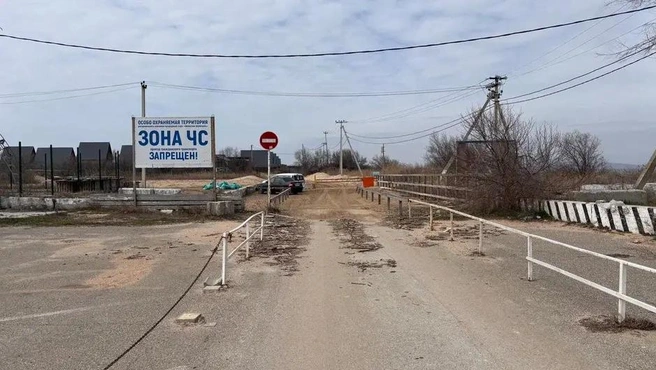 Баннер, который запрещает проезд на косу | Источник: Никита Зырянов / 93.RU