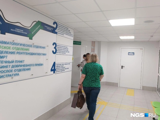 Сориентироваться в новом здании пациентам помогают сотрудники поликлиники | Источник: Рихарда Лем / NGS.RU