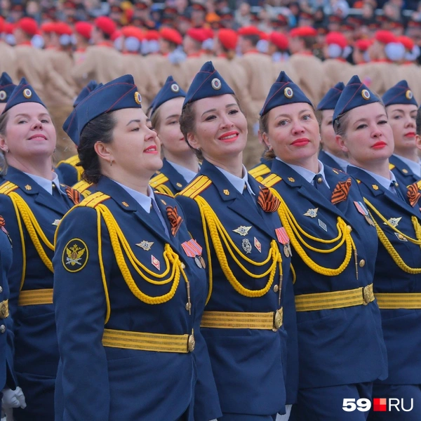 Особенно эффектно смотрелись женские парадные расчеты | Источник: Тимофей Калмаков / 59.RU
