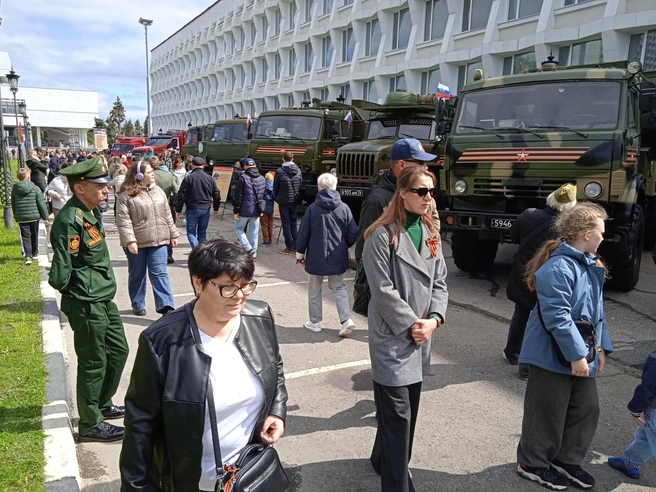 Особым интересом пользовалась выставка военной техники | Источник: Дмитрий Сильнов / 173.RU