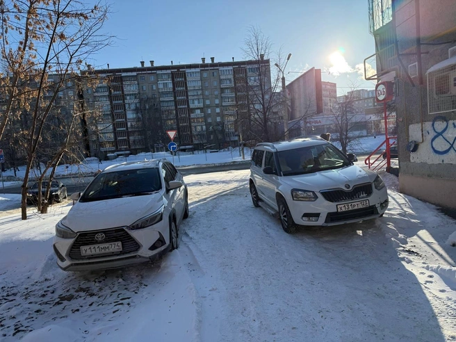 «Кабэшечка» на Курчатова, 32, продолжает привлекать на соседний газон любителей красивых номеров и гостей города. Снимков с этого места очень много, проблема системная, и решать ее должно руководство магазина совместно с администрацией города | Источник: читатель 74.RU