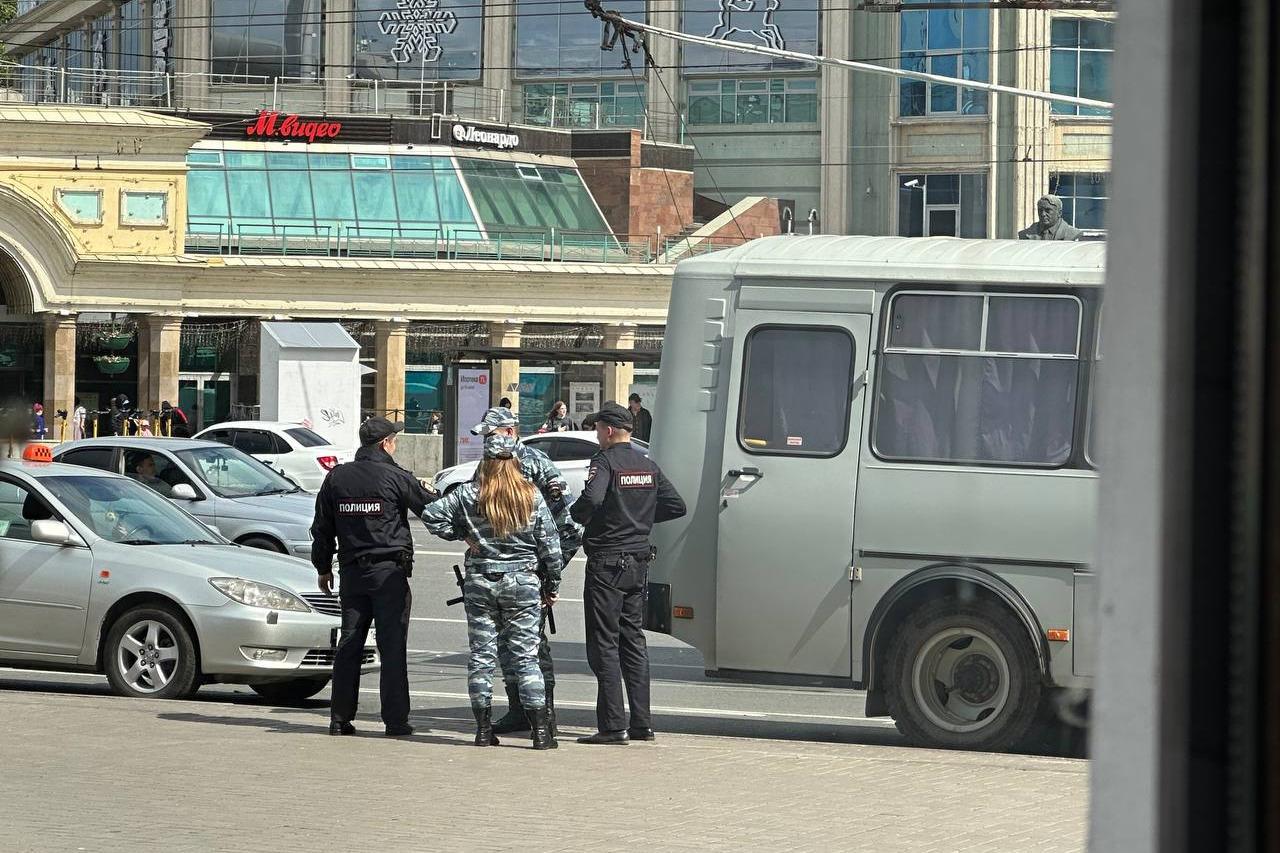 Почему в центре Казани на площади Тукая стоят автозаки и много полиции - 4  июня 2023 - 116.ру