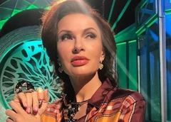 Эвелину Бледанс ударили в самолете