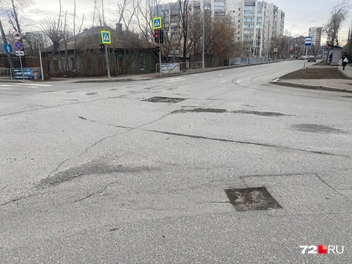 Перекресток Горького с Котельщиков. Комбо&nbsp;— яма, колеи и продавленный асфальт | Источник: Екатерина Бурлева / 72.RU 
