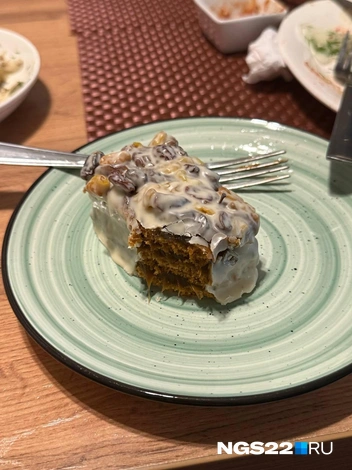 Пирожное оказалось интересным на вкус, хоть и приторным | Источник: Полина Шевчукова / NGS22.RU