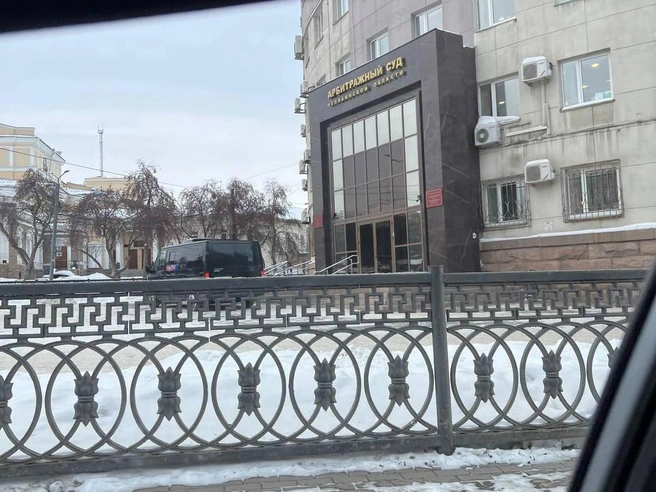 Автомобиль снова замечен в центре Челябинска, на этот раз у Арбитражного суда. | Источник: читатель 74.RU