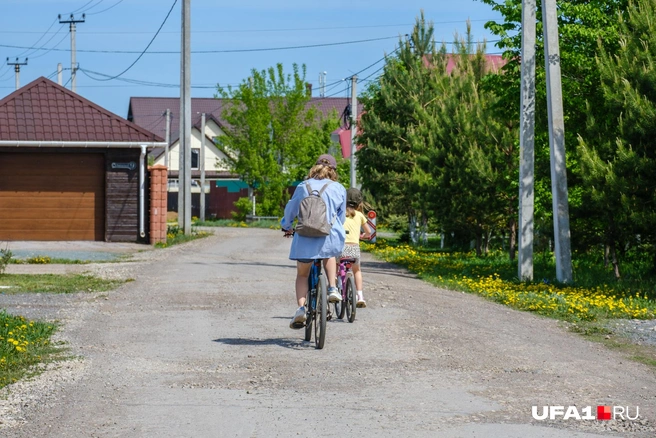 Семейство мчится на велосипедах | Источник: Булат Салихов / UFA1.RU