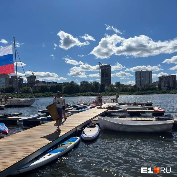 Люди на сапах захватили Городской пруд. Как прошел водный фестиваль на Исети — фото и видео | Источник: Софья Кузьмина / E1.RU