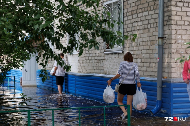 Некоторые пробираются до дома в шлепках | Источник: Ирина Шарова / 72.RU