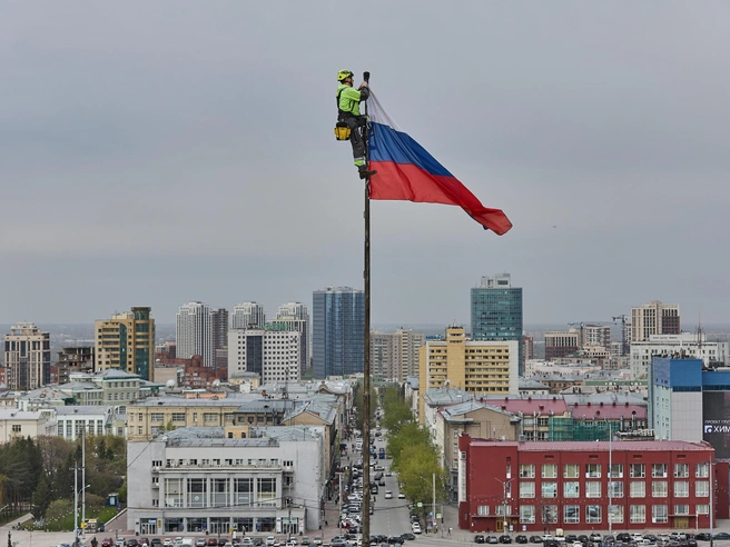 На время акции государственный флаг России был демонтирован | Источник: Александр Ощепков / NGS.RU