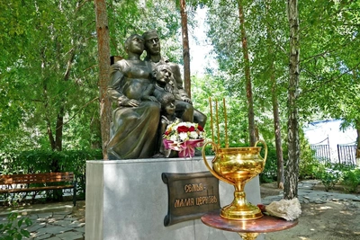 В Волжском открыли памятник семейным ценностям