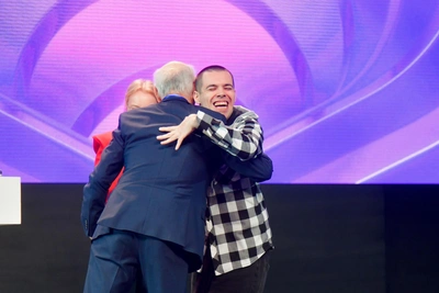 Курьер из Архангельска наградил финалиста премии