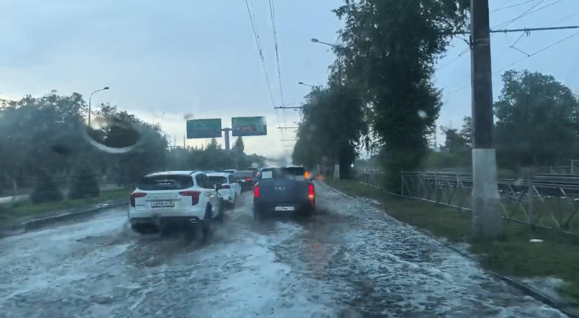 В Волгограде ливень затопил проспект Ленина и проезд Дорожников