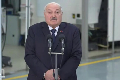 Lukashenko: Shoveling Snow is Better than Cosmetics