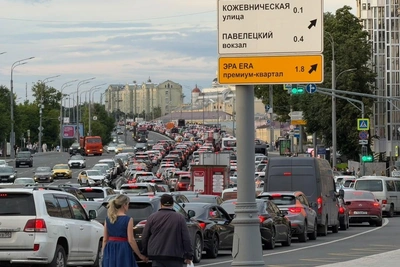 «Четвертый час еду домой»: Москву сковали пробки