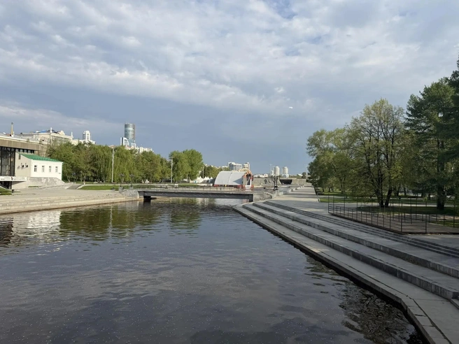 В центре почти безлюдно, Плотинка пустует | Источник: Дарья Манохина / E1.RU