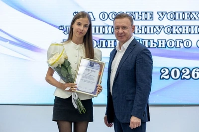 Лучшие выпускники школ Южно-Сахалинска получили разовые стипендии