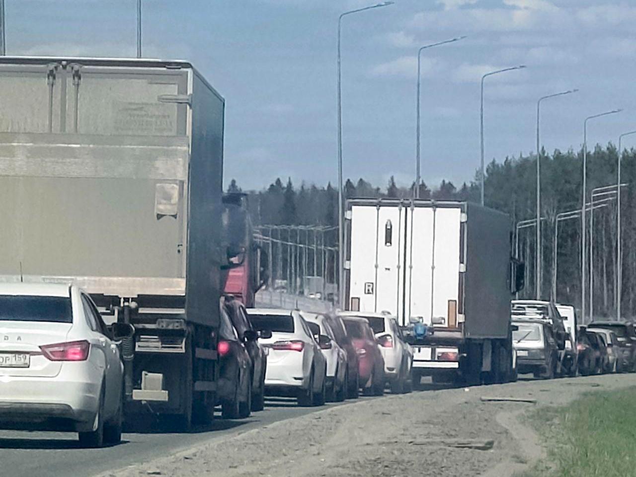 «Увидев это, решили переждать»: пермяки застряли в огромной пробке перед Чусовским мостом — там ДТП