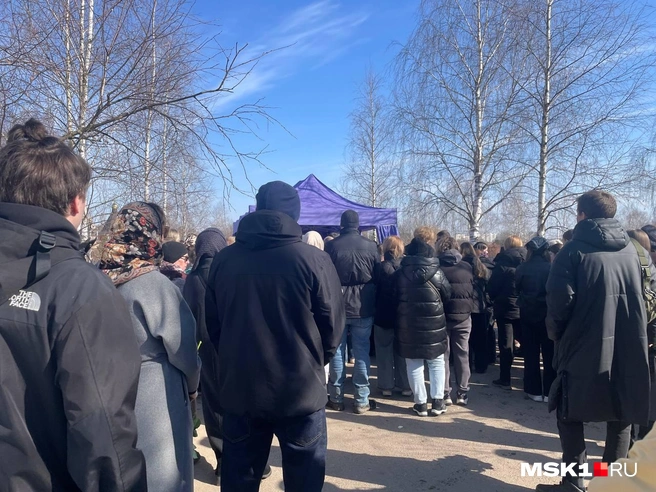 Чтобы проститься с 13-летней девочкой, в Звенигород приехали волонтеры и неравнодушные жители | Источник: Вера Борисова / MSK1.RU