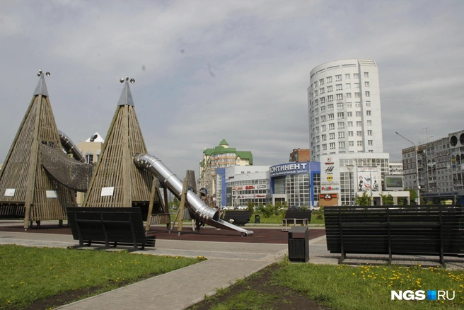 Детский городок в парке у здания мэрии | Источник: Стас Соколов / NGS.RU