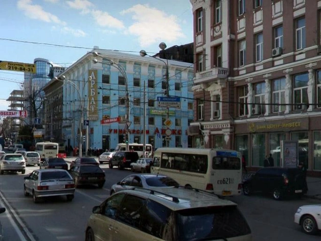 В голубом здании за годы сменилось множество арендаторов. Здесь работали магазины «Маслосыр» и «Молоко» с молочными коктейлями, затем косметический «Арбат-Престиж», супермаркет «Апекс», обувной «Centro» и книжный «Магистр». В итоге бывший владелец «Арбат-Престиж» открыл там картинную галерею. | Источник: yandex.ru/maps