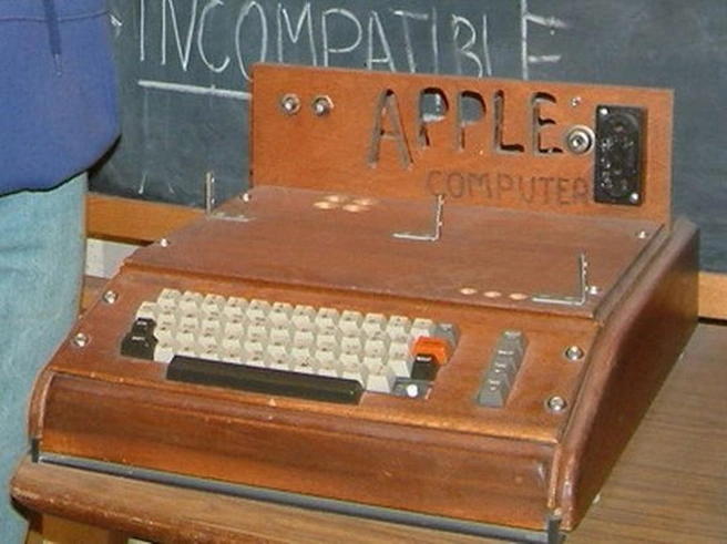 Apple I с клавиатурой в деревянном корпусе. | Источник: rebelpilot / wikipedia / CC BY-SA 2.0