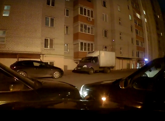 В рязанском дворе пьяный водитель протаранил припаркованные автомобили (видео) | ya62.ru