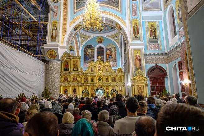 Прихожане пока могут пройти только в придел, посвященный Александру Невскому | Источник: Олег Фёдоров / «Чита.Ру»
