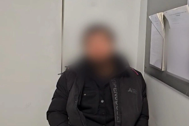 Буйного пассажира сняли с рейса и доставили в отдел полиции | Источник: «Транспортная полиция Сибири» / Telegram