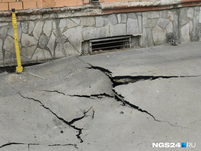 Под асфальтом возле дома пустота | Источник: Никита Шайхутдинов / NGS24.RU